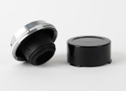 NIPPON KOGAKU: W-Nikkor&middot;C&nbsp;25mm f4 lens [#403219]&nbsp;with bayonet mount&nbsp;in chrome, c. 1953, together with metal rear lens cap. - 3