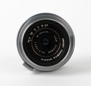 NIPPON KOGAKU: W-Nikkor&middot;C&nbsp;28mm f3.5 lens [#712671]&nbsp;for rangefinder cameras with Nikon-S mount&nbsp;in chrome, c. 1954, together with metal front and rear lens caps. Second series with equidistant scale markings. - 2