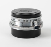 NIPPON KOGAKU: W-Nikkor&middot;C&nbsp;28mm f3.5 lens [#712671]&nbsp;for rangefinder cameras with Nikon-S mount&nbsp;in chrome, c. 1954, together with metal front and rear lens caps. Second series with equidistant scale markings. - 3