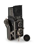 WELTA: Perfekta&nbsp;TLR camera featuring unusual folding body, c. 1934, with Trioplan 75mm f3.5 lens [#744548] and Compur-Rapid shutter, together with lens cap.