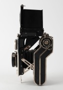 WELTA: Perfekta&nbsp;TLR camera featuring unusual folding body, c. 1934, with Trioplan 75mm f3.5 lens [#744548] and Compur-Rapid shutter, together with lens cap. - 3