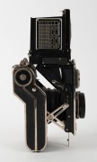 WELTA: Perfekta&nbsp;TLR camera featuring unusual folding body, c. 1934, with Trioplan 75mm f3.5 lens [#744548] and Compur-Rapid shutter, together with lens cap. - 5
