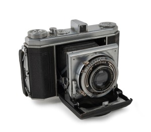 KODAK: German-made Suprema horizontal-folding camera [#210 966 K], c. 1939, with Xenar 80mm f3.5 lens [#1226757] and Compur-Rapid shutter. One of only approximately 1800 to be produced.