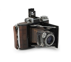 ZEISS IKON: Rare brown-leather Super Ikonta A 531 vertical-folding rangefinder camera [#C12457], c. 1954, with Tessar 75mm f3.5 lens [#995502] and Synchro-Compur shutter.