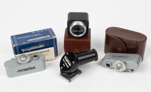VOIGTLÄNDER: Four camera accessories - one c. 1967 355/45 angled viewfinder for Bessamatic, one c. 1957 Kontur 6x9 viewfinder in leather case, one 93/184 Rangefinder 10151-44A in maker's box with instruction sheet, and one 93/184 Rangefinder 10151-44A in leather case. (4 items)