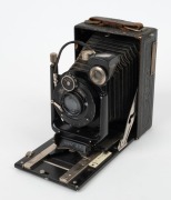ZEISS IKON: Tenax folding plate camera with both Goerz and Zeiss Ikon branding, c. 1926, with Tessar 105mm f4.5 lens,&nbsp;Klio shutter, and shutter release cable.&nbsp;A curio likely produced during these companies' merger period.