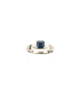 RING: 18ct white gold sapphire dress ring.
