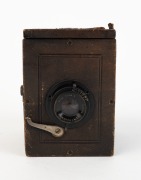 CONTESSA&nbsp;WERKE: Rare model A Contessa Reflex box camera [#79127], c. 1913, in brown with E. Mazo Paris Rapide Orthoscope lens.&nbsp; - 2