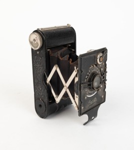 KONICA: Pearlette strut-folding camera, c. 1933, with sports finder and beautiful raised decorative elements on black crackle paint finish.