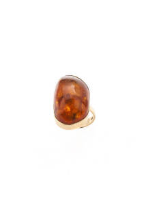 RING: 9ct yellow gold amber dress ring. 10 grams.