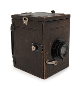 CONTESSA WERKE: Rare model A Contessa Reflex box camera [#79127], c. 1913, in brown with E. Mazo Paris Rapide Orthoscope lens. 