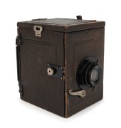 CONTESSA&nbsp;WERKE: Rare model A Contessa Reflex box camera [#79127], c. 1913, in brown with E. Mazo Paris Rapide Orthoscope lens.&nbsp;