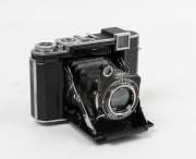 ZEISS IKON: Super Ikonta&nbsp;B 532/16 horizontal-folding camera [#F 3921], c. 1938, with Tessar&nbsp;80mm f2.8 lens [#2102832] and&nbsp;Compur-Rapid&nbsp;shutter.
