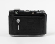 ZEISS IKON: Super Ikonta&nbsp;B 532/16 horizontal-folding camera [#F 3921], c. 1938, with Tessar&nbsp;80mm f2.8 lens [#2102832] and&nbsp;Compur-Rapid&nbsp;shutter. - 3