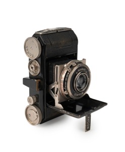 KODAK: Circa 1934 type 117 Retina I vertical-folding camera [#450615] in black-lacquer finish, with Xenar 50mm f3.5 lens [#688403] and Compur shutter.