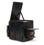 GRAFLEX: 4x5" Revolving Body Graflex&nbsp;Series B plate camera, c. 1923, with Cooke-Kodak Anastigmat 6⅞" f4.5 lens and film pack adapter attachment.