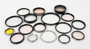 VARIOUS MANUFACTURERS: Twenty different lens filters of various colours and diameters, from such manufacturers as Accura, Arrow, Petri, Quantary, Star, Vinson, and Vivitar. (20 items)