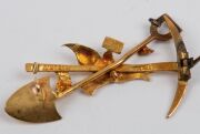 BERNARD V. LINDELL of Kalgoorlie Western Australia, rare 18ct gold miner's brooch with crossed pick and shovel adorned with flying bird carrying a letter, plus gold nugget specimens, late 19th century, stamped "LINDELL, 18ct", ​​​​​​​5cm wide, 6 grams - 2