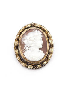 &nbsp;BROOCH: Antique helmet shell cameo brooch. 18ct gold surround.&nbsp;