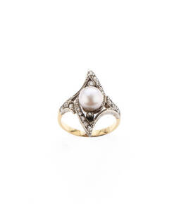 RING: Pearl and diamond in yellow and white gold.