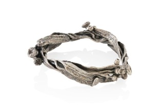 A vintage Australian silver bangle decorated with gumnuts, blossoms and leaves, 20th century, stamped "ZS.L. 925", ​​​​​​​125 grams