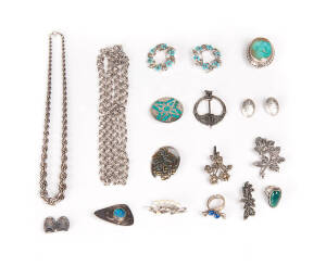 VARIOUS: Vintage silver jewellery.