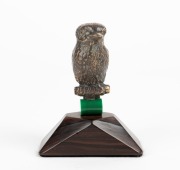 A cast bronze kookaburra statue on a later green bakelite and rosewood base, early 20th century, ​​​​​​​13cm high - 3