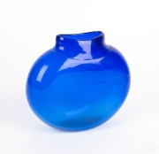 MAUREEN WILLIAMS Australian blue art glass vase, incised "M. Williams, '91", ​​​​​​​16cm high