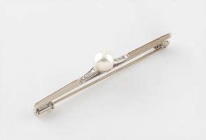 PROUDS of Sydney, vintage 18ct white gold and platinum bar brooch, set with a 7mm pearl, flanked by six graduated brilliant cut white diamonds, mid 20th century, stamped "PROUDS, 18ct, PLAT." ​​​​​​​5.6cm wide, 4.7 grams