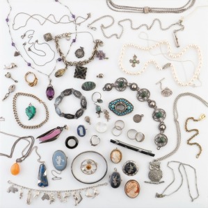 Assorted antique and vintage jewellery including numerous silver pieces, pearl necklace, Wedgwood porcelain etc, mixed vintages, (qty)