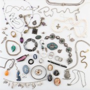 Assorted antique and vintage jewellery including numerous silver pieces, pearl necklace, Wedgwood porcelain etc, mixed vintages, (qty)