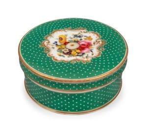 CHAMBERLAINS WORCESTER antique English circular green porcelain box with hand-painted floral vignette, 19th century, stamped "Chamberlains Worcester" under the lid, ​​​​​​​6cm high, 14.5cm diameter