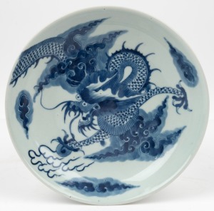 An antique Chinese blue and white dragon bowl, 19th/20th century, 21.5cm diameter