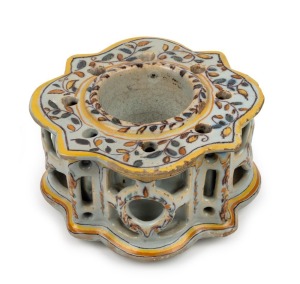 An antique Spanish majolica inkwell, 17th/18th century, ​​​​​​​9cm high, 16.5cm wide