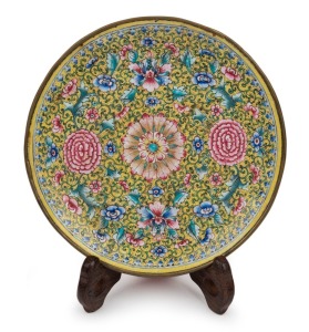 An antique Chinese Beijing enamel plate on Imperial yellow ground, Qing Dynasty, 18th/19th century, 14.5cm diameter