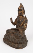 An antique Tibetan gilt bronze seated Buddha wearing a monk's hat, 19th,20th century, ​​​​​​​21.5cm high - 2