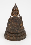 An antique Tibetan gilt bronze seated Buddha wearing a monk's hat, 19th,20th century, ​​​​​​​21.5cm high - 3