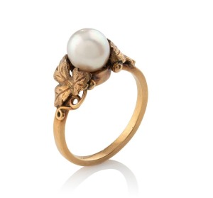 A vintage 18ct yellow gold ring adorned with a pearl (9mm) set in vine leaves, 20th century, stamped "18ct", size P, 5.5 grams