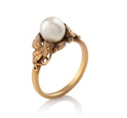 A vintage 18ct yellow gold ring adorned with a pearl (9mm) set in&nbsp;vine leaves, 20th century, stamped "18ct", ​​​​​​​size P, 5.5 grams