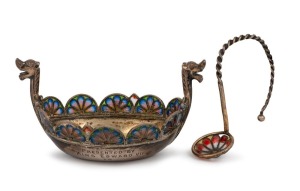 KING EDWARD VII presentation 925 silver Viking boat salt cellar with matching spoon adorned with with plique-à-jour decoration, engraved "PRESENTED BY KING EDWARD VII TO RICHARD GEORGE PENN. EARL HOWE. CHRISTIANIA. MAY 1. 1908", 7cm long