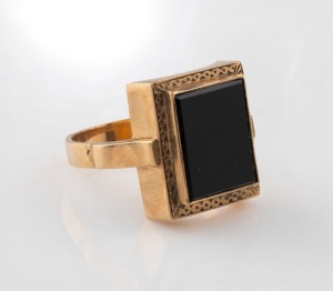A vintage gold and black onyx gent's signet ring, 20th century, 7.5 grams
