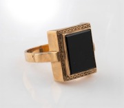 A vintage gold and black onyx gent's signet ring, 20th century, ​​​​​​​7.5 grams