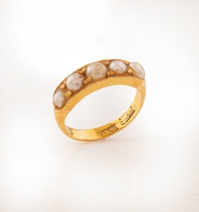 An antique Chinese 20ct yellow gold ring, set with a row of five pearls, 19th/20th century, stamped with Chinese seal marks, size H.5, 3.6 grams