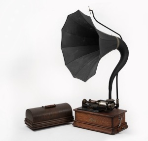 EDISON cylinder phonograph in oak case with large horn, early 20th century, 102cm high
