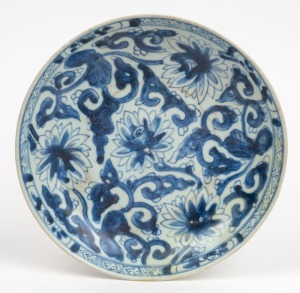 An antique Chinese Swatow&nbsp;blue and white shipwreck porcelain bowl, 17th century, ​​​​​​​22cm diameter