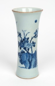 An antique Chinese blue and white porcelain vase with hand-painted floral motif and brown finished rim, Ming Dynasty, 16th/17th century, 22cm high