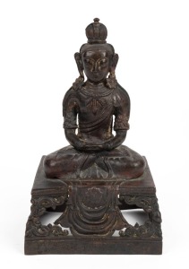 An antique Chinese seated Amitayus copper figure in&nbsp;dhyanasana pose, on pierced rectangular base, inscribed with a nine-character inscription "Da Qing Qianlong Geng-Zi Nian Jing Zao", dated 1780 and of the period, 18.5cm high,&nbsp;10.5cm wide.