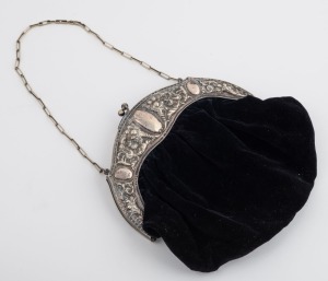 An antique silver and black velvet purse, 19th/20th century, 19cm wide