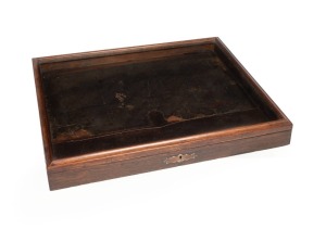 An antique English counter top display case with hinged sloping top, veneered in rosewood with solid rosewood ogee moulded edge, 19th century, 14cm high, 56cm wide, 42cm deep