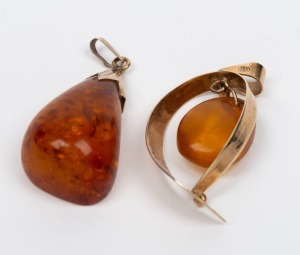 Two 9ct yellow gold mounted amber pendants, 4.5cm and 4cm high